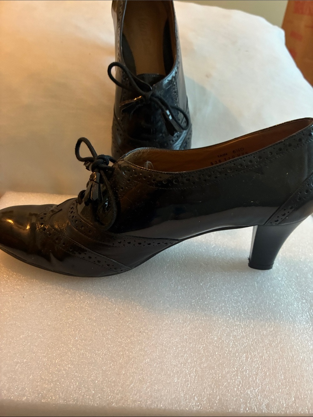 Van dal Vintage Black Patent Lace-Up Heeled Oxford heels